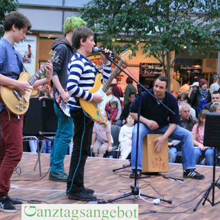 gta-3musiker-mit-m-ehrig Montessori-Schulzentrum Leipzig - Neuigkeiten - Grünauer Lernfest - Schulband tritt auf